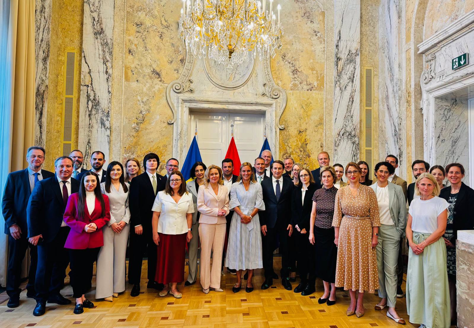 Veronica Malcoci, Președinta Comitetului de Conducere GRAWE Carat Asigurări, a participat la Misiunea Economică Moldova–Austria, desfășurată la Viena în perioada 8–10 septembrie. ???? Evenimentele au reunit reprezentanți ai mediului de afaceri și ai instituțiilor responsabile de dezvoltarea relațiilor economice dintre cele două țări, cu implicarea Ambasada Republicii Moldova în Republica Austria, Agenția de Investiții din Moldova, Camera de Comerț și Industrie a Republicii Moldova, Wirtschaftskammer (WKO) și Bundesministerium für Wirtschaft, Energie und Tourismus al Austriei. ???? Discuțiile au vizat consolidarea cooperării economice moldo-austriece și identificarea unor noi oportunități de investiții și parteneriate de afaceri. ????Pentru GRAWE, o companie cu peste 20 de ani de activitate și investiții în Republica Moldova, participarea la astfel de platforme reprezintă o continuare firească a angajamentului nostru față de dezvoltarea pe termen lung a economiei și a sectorului financiar din Moldova.